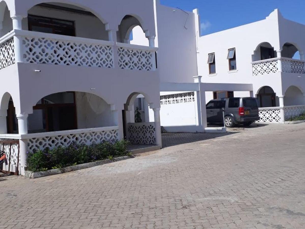 3 Bed House with En Suite in Nyali Area - 1