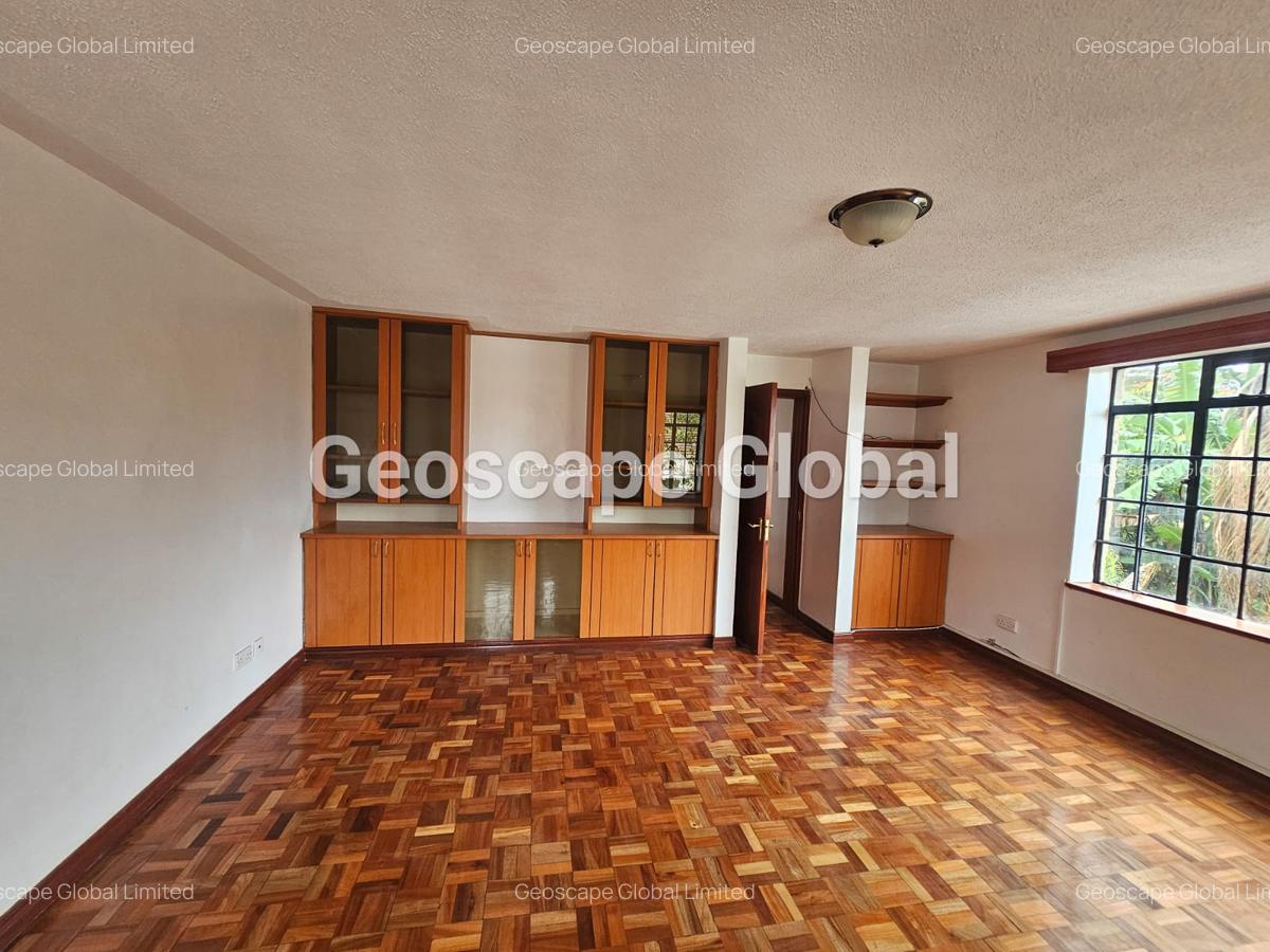 5 Bed House with En Suite in Lavington - 9