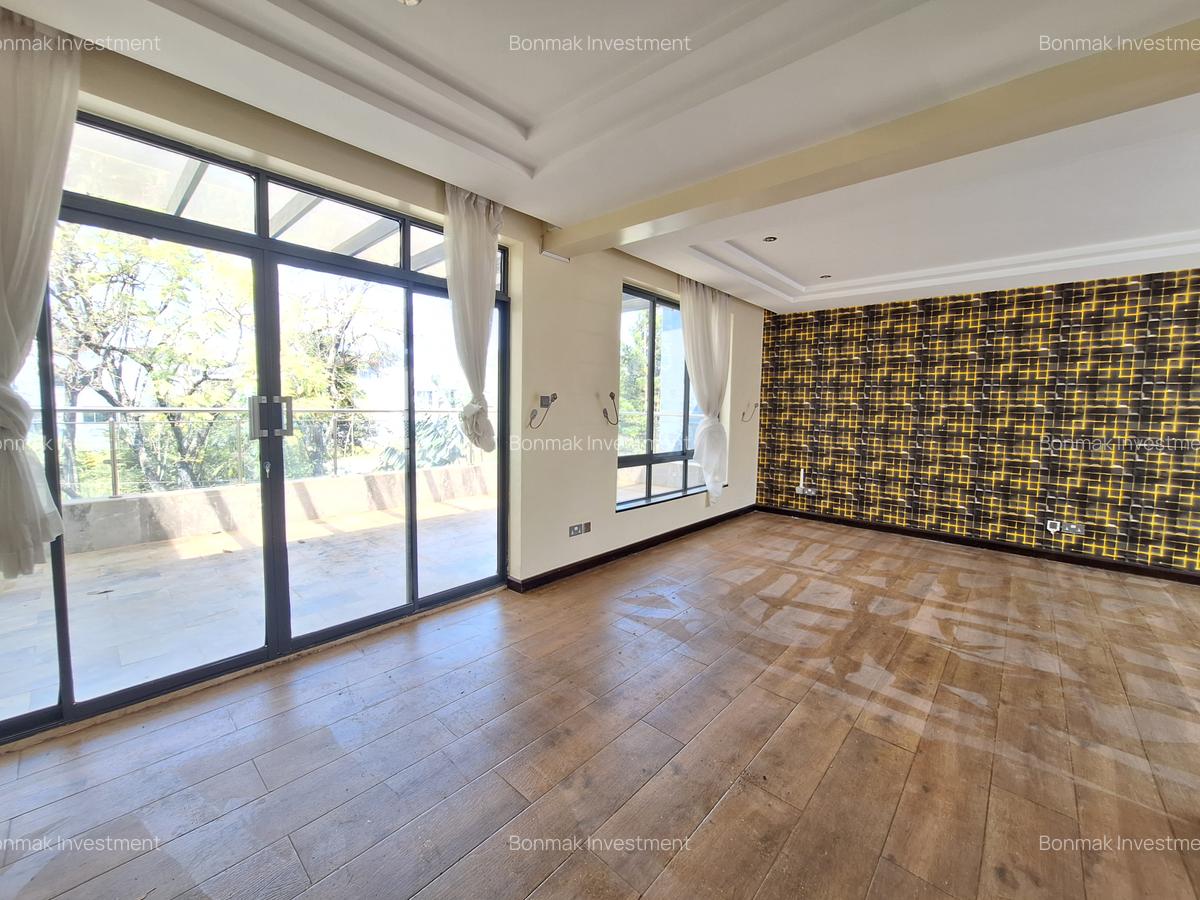 5 Bed Townhouse with En Suite at Lavington Green. - 8