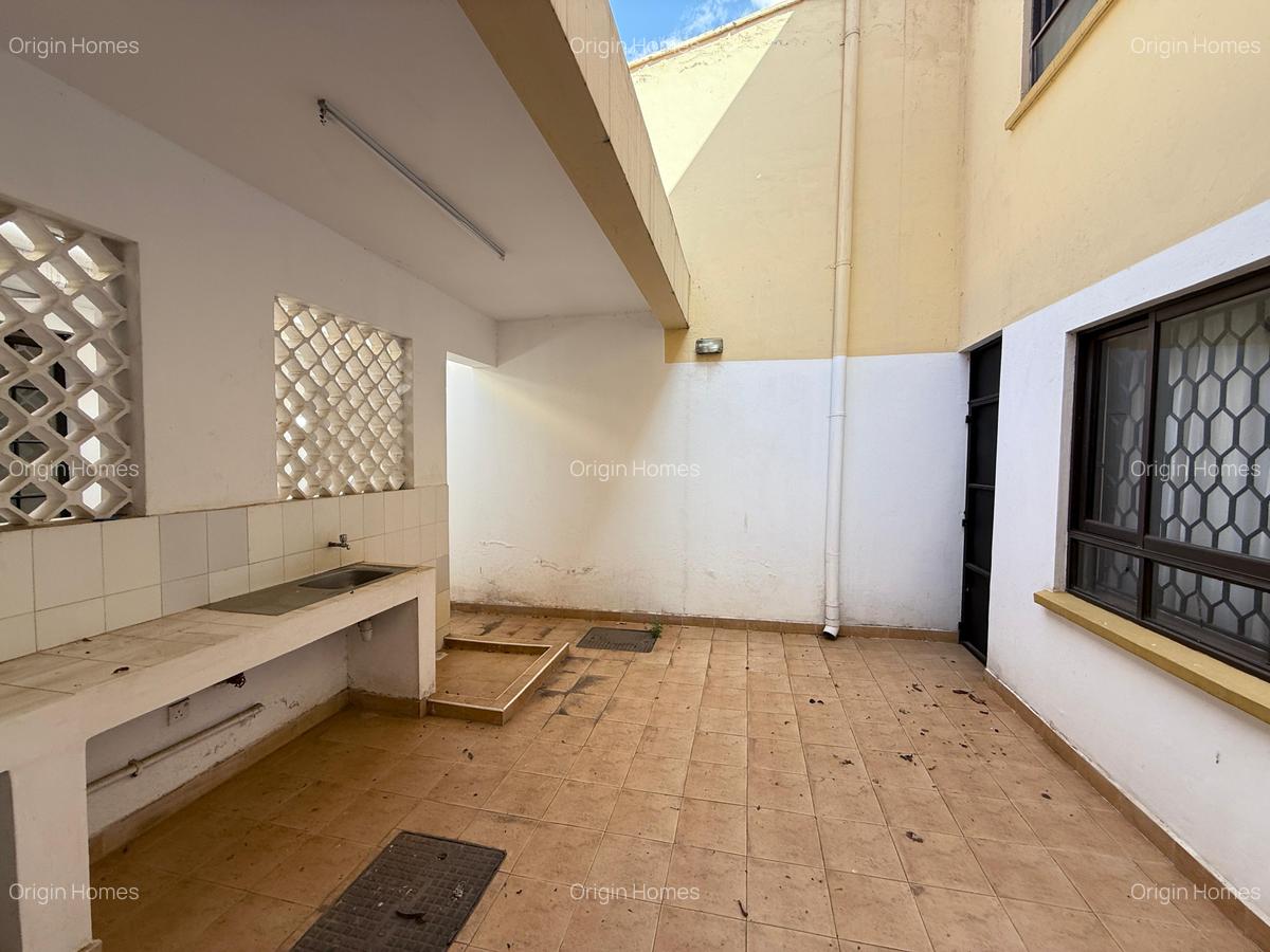 5 Bed Townhouse with En Suite at Lavington - 8