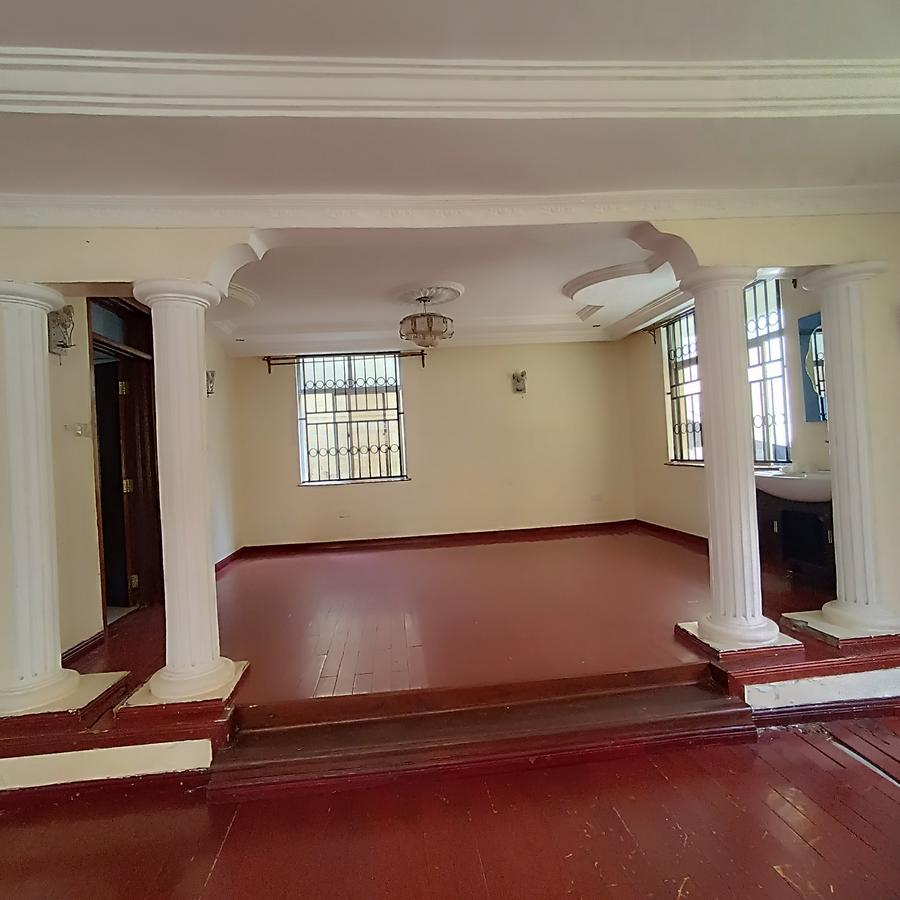 5 Bed House with En Suite in Lavington - 7