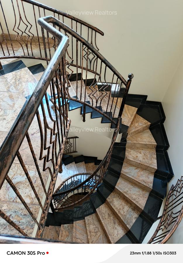 5 Bed Townhouse with En Suite at Lavington - 3