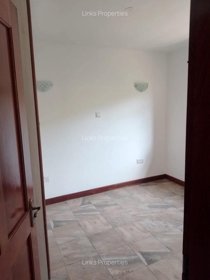4 Bed Townhouse with En Suite at Kerarapon Drive - 12
