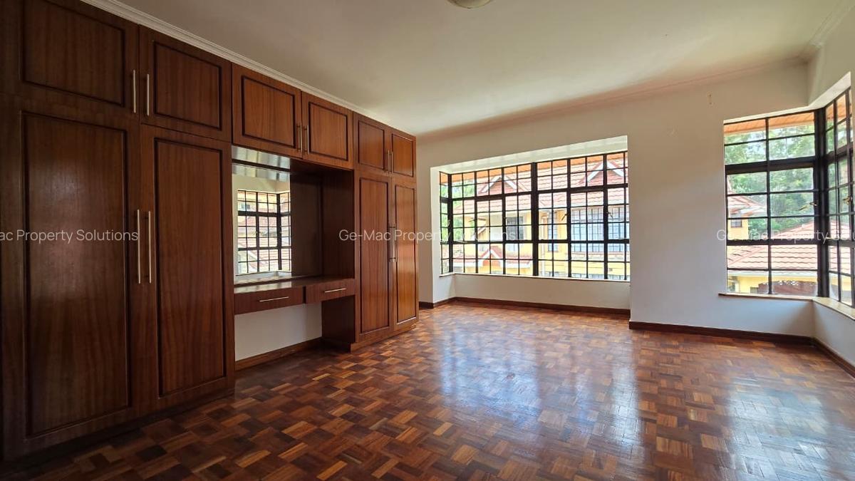 5 Bed House with En Suite in Lavington - 4