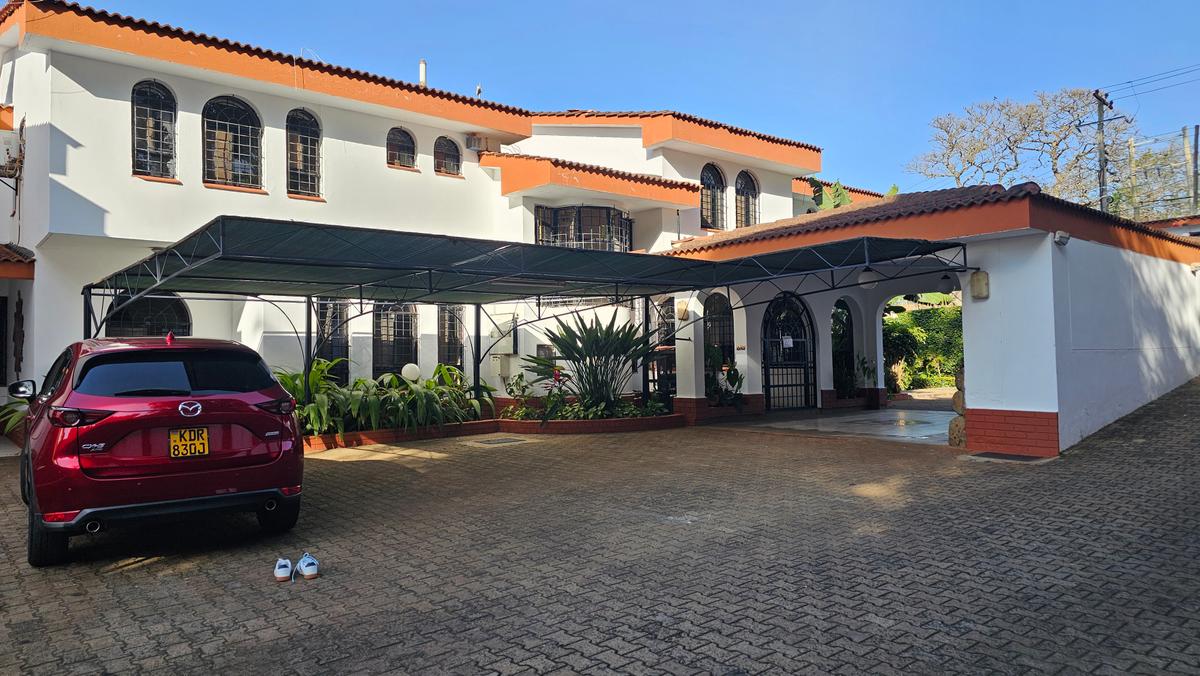 6 Bed House with En Suite at Lavington - 2