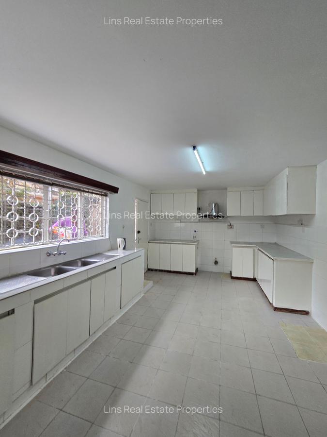 5 Bed House with En Suite in Lavington - 9