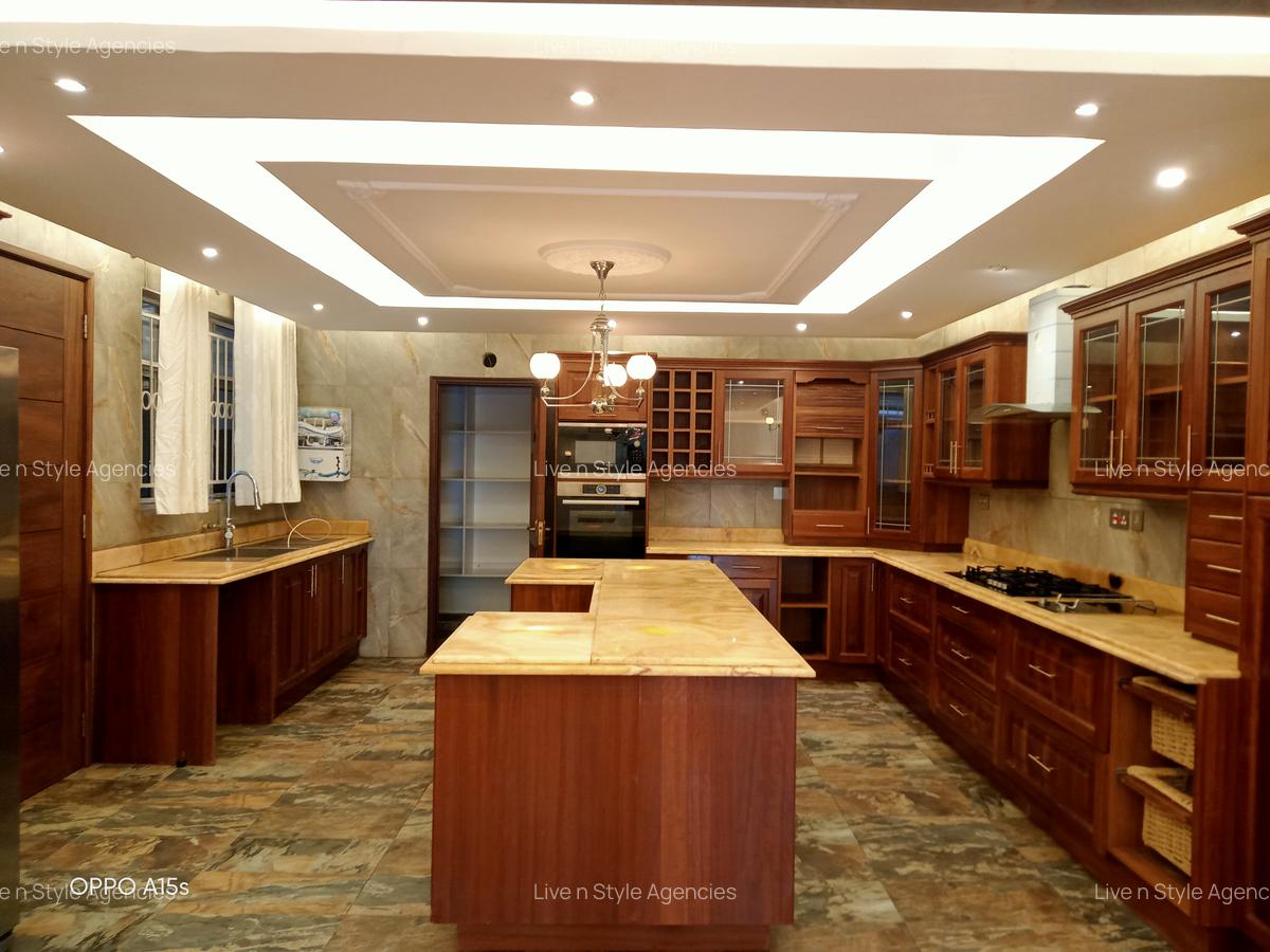 4 Bed House with En Suite in Runda - 2