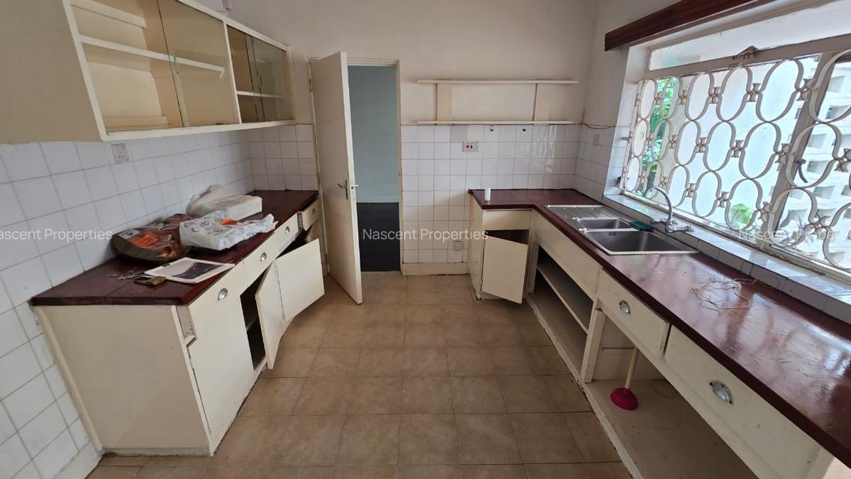 4 Bed House with En Suite in Rosslyn - 5