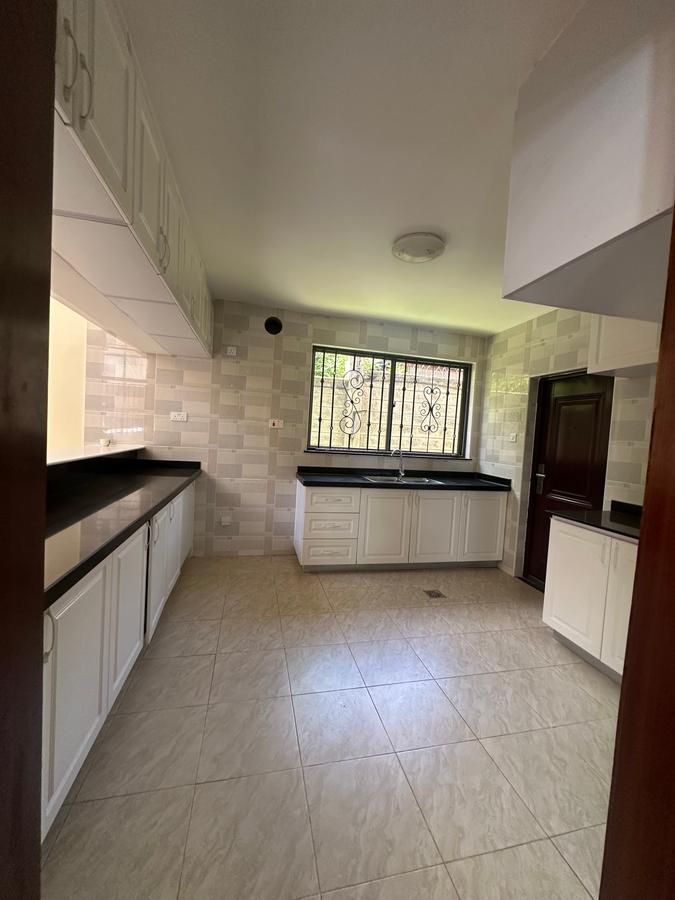 5 Bed Townhouse with En Suite in Lavington - 3