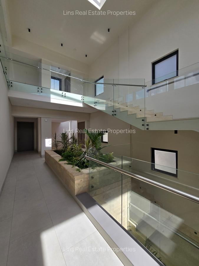 5 Bed Townhouse with En Suite in Kyuna - 12