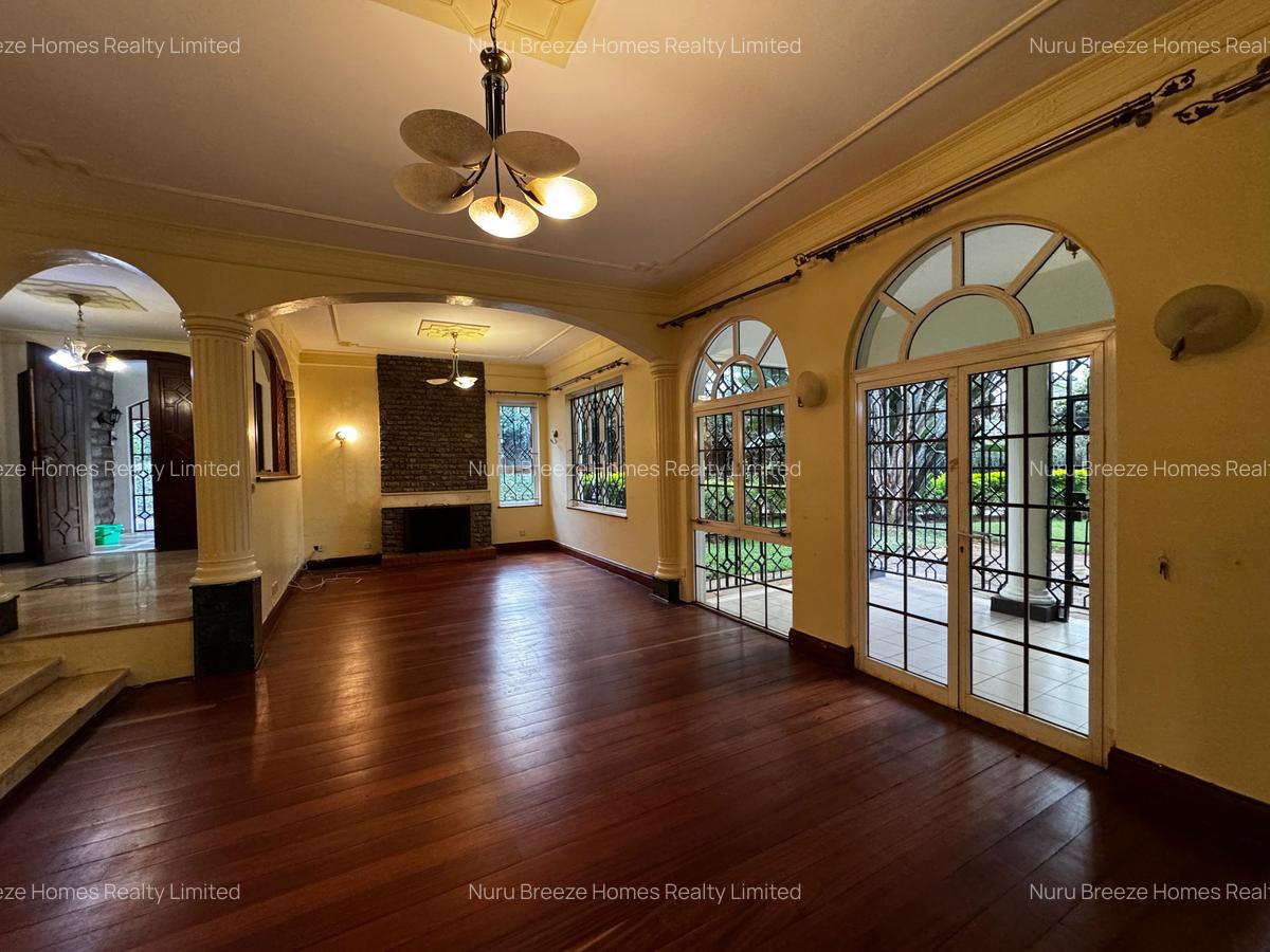 5 Bed House with En Suite in Hill View - 2