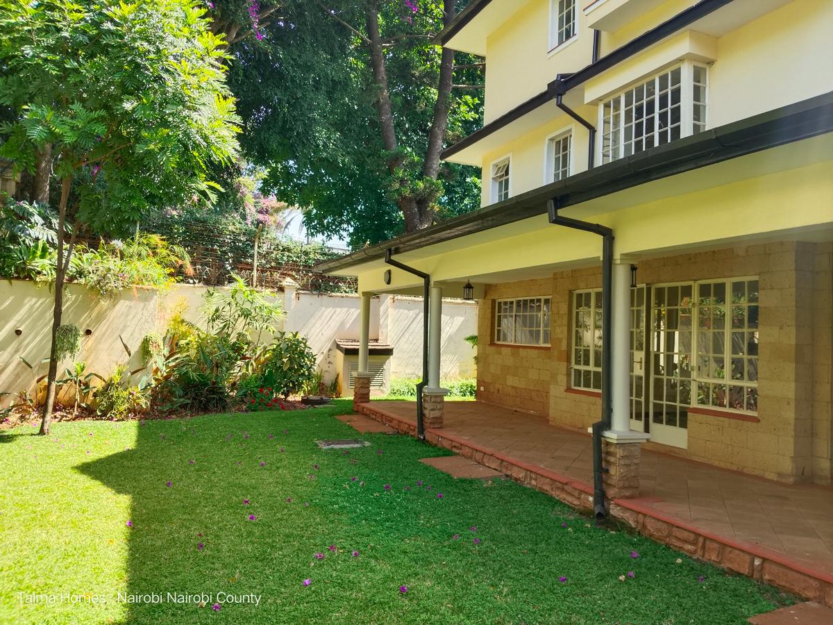 5 Bed Townhouse with En Suite at Lavington - 1