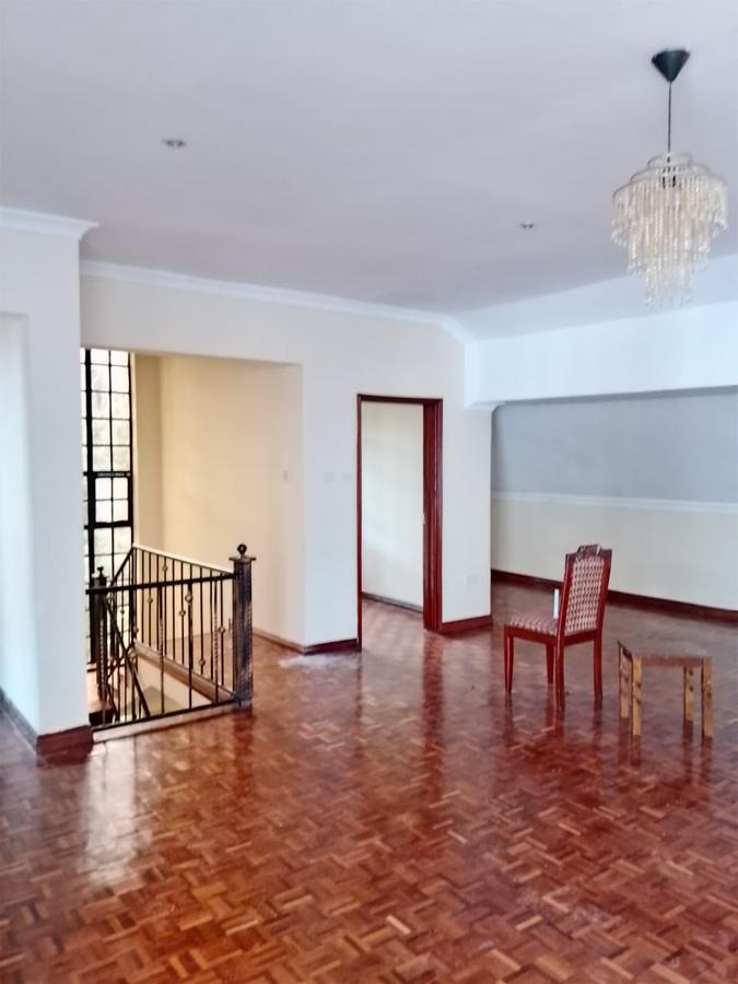 5 Bed House with En Suite in Lavington - 11