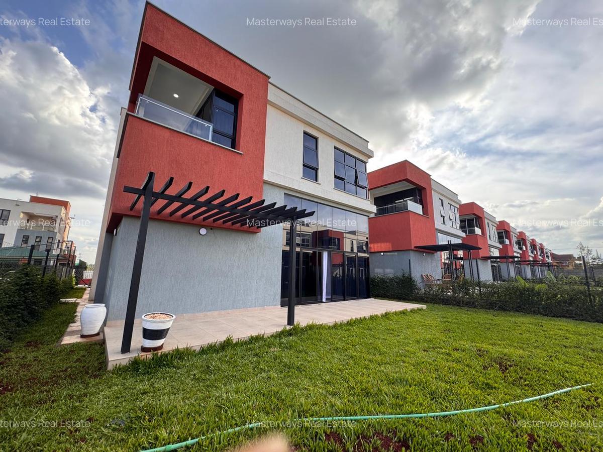 4 Bed Villa with En Suite in Membley - 1