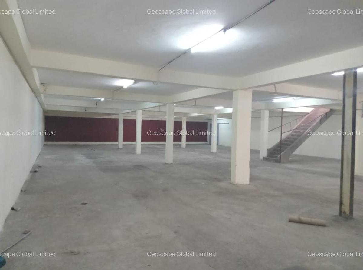 24,998 ft² Warehouse with Parking in Industrial Area - 1