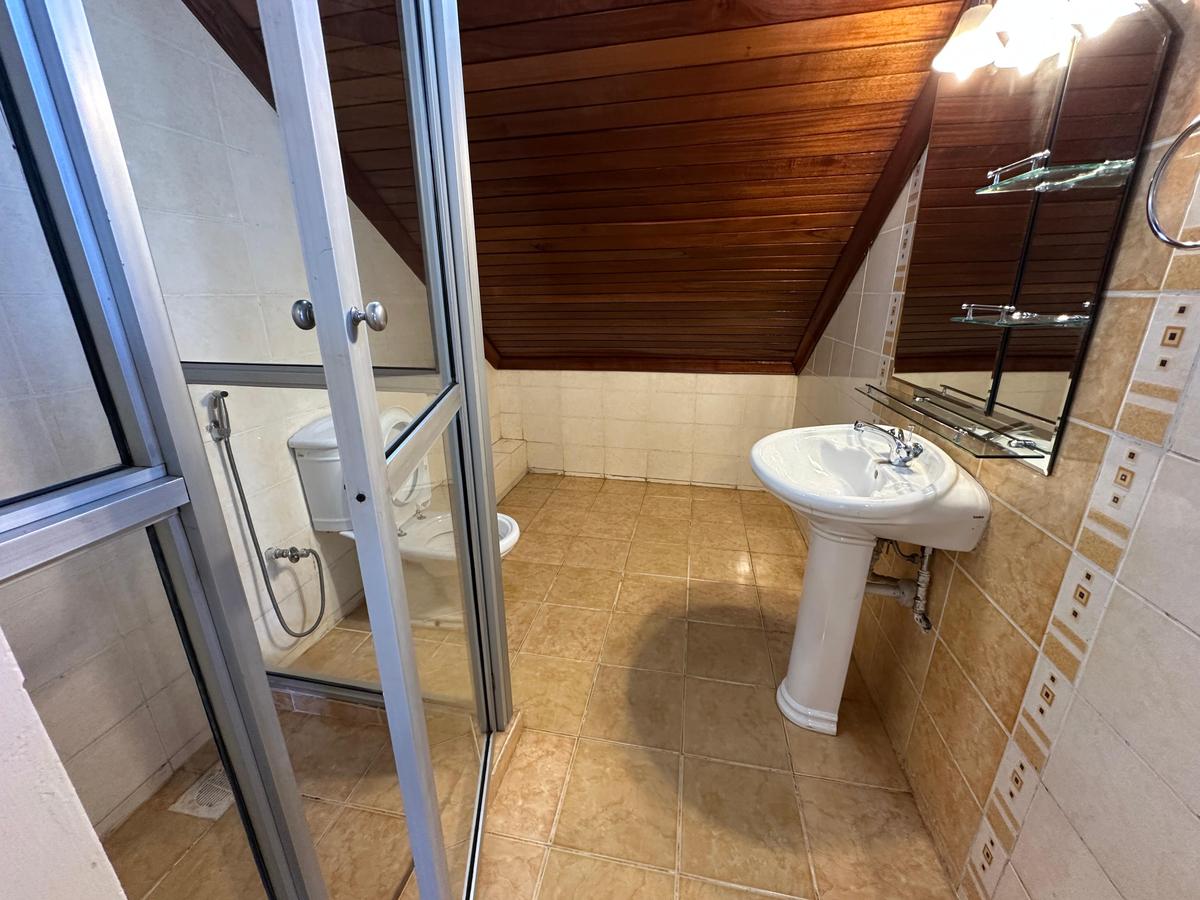 5 Bed Villa with En Suite at Lavington - 16