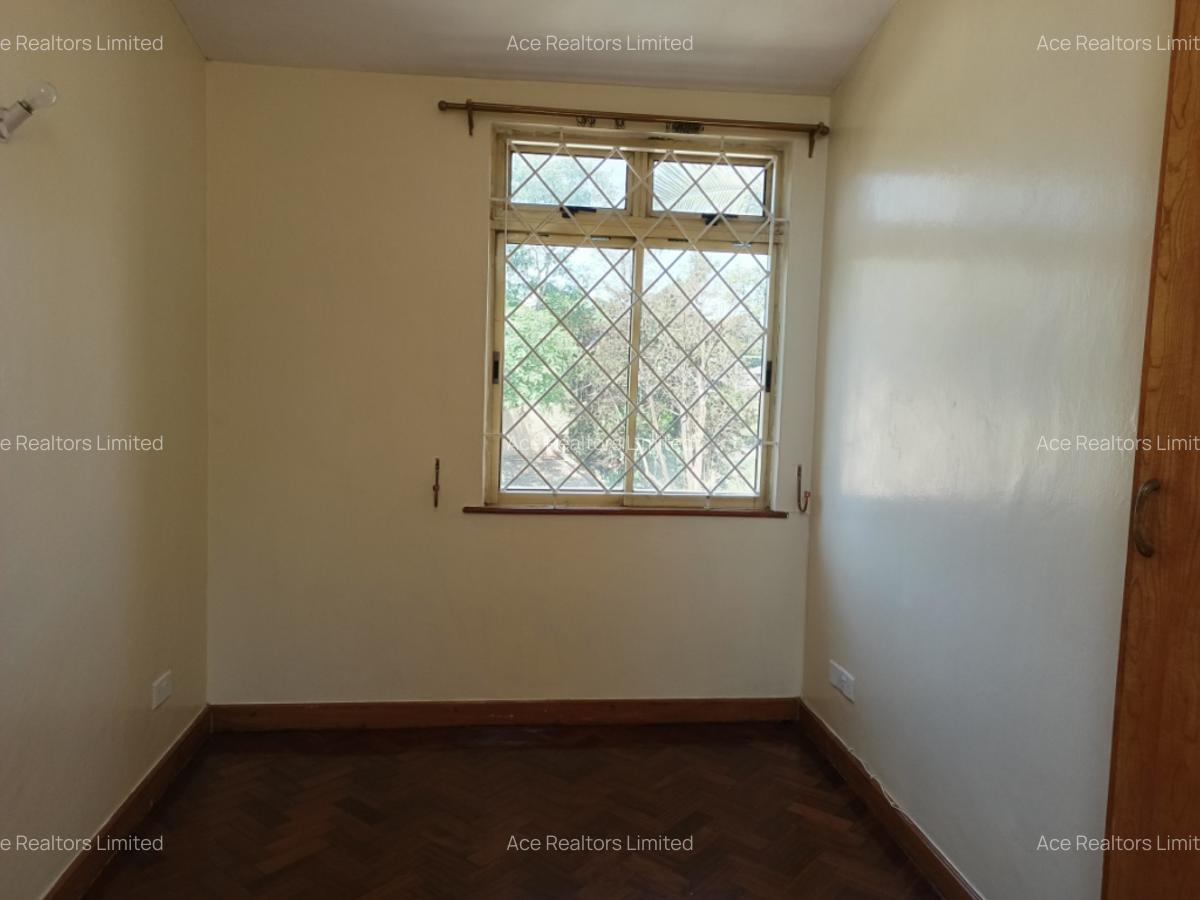 4 Bed Villa with En Suite at Dennis Pritt Road - 16