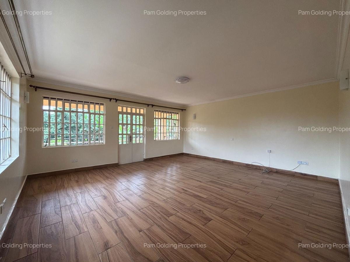 4 Bed House with En Suite in Rosslyn - 15