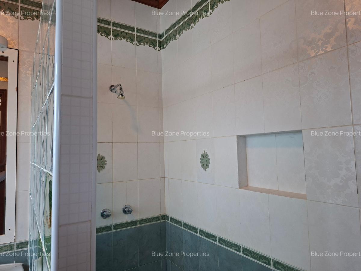 5 Bed House with En Suite at Benin Dr - 12