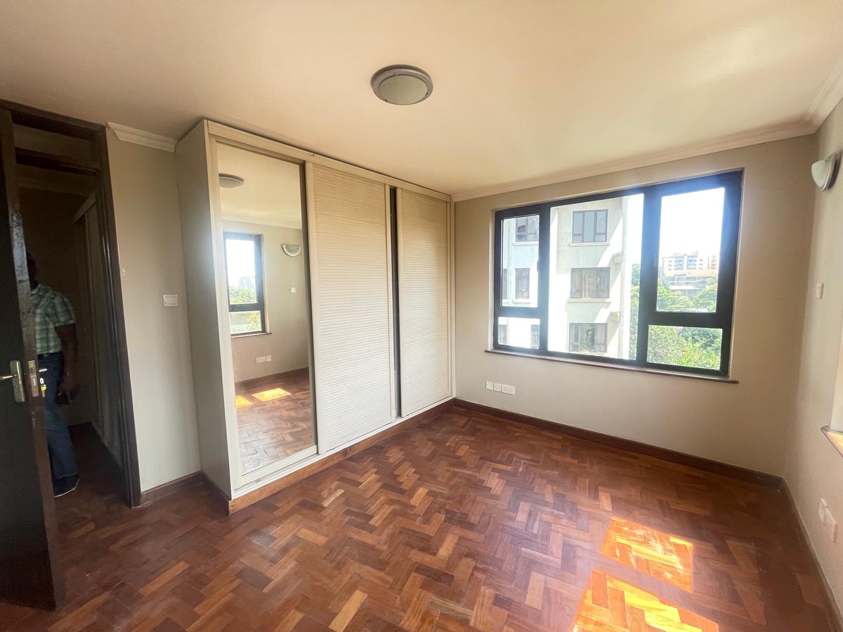 4 Bed Apartment in Riverside - 6