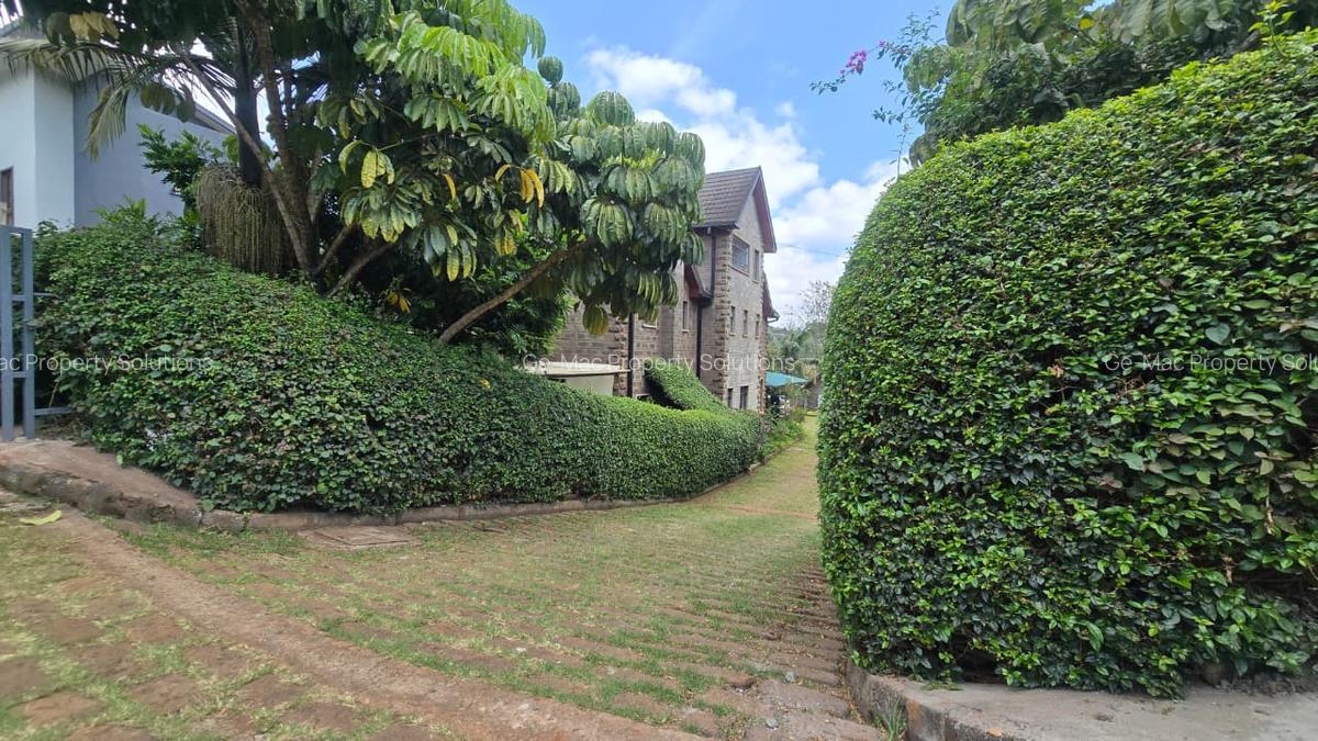 5 Bed House with En Suite in Lavington - 13