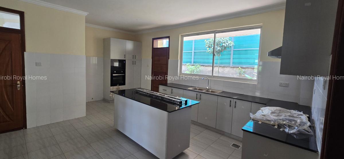 5 Bed Townhouse with En Suite at Kyuna Road - 12