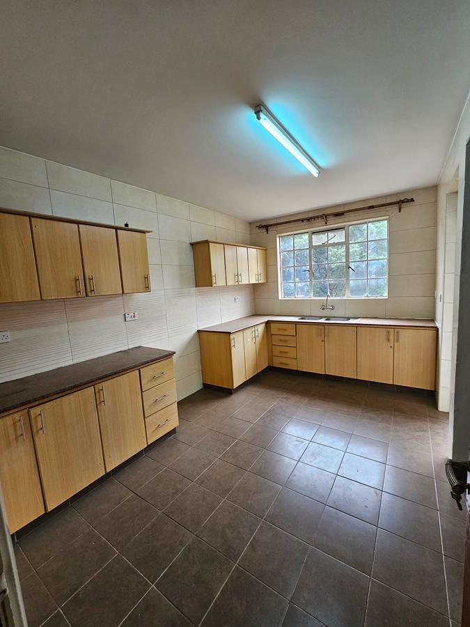 3 Bed Apartment with En Suite at Lavington - 6