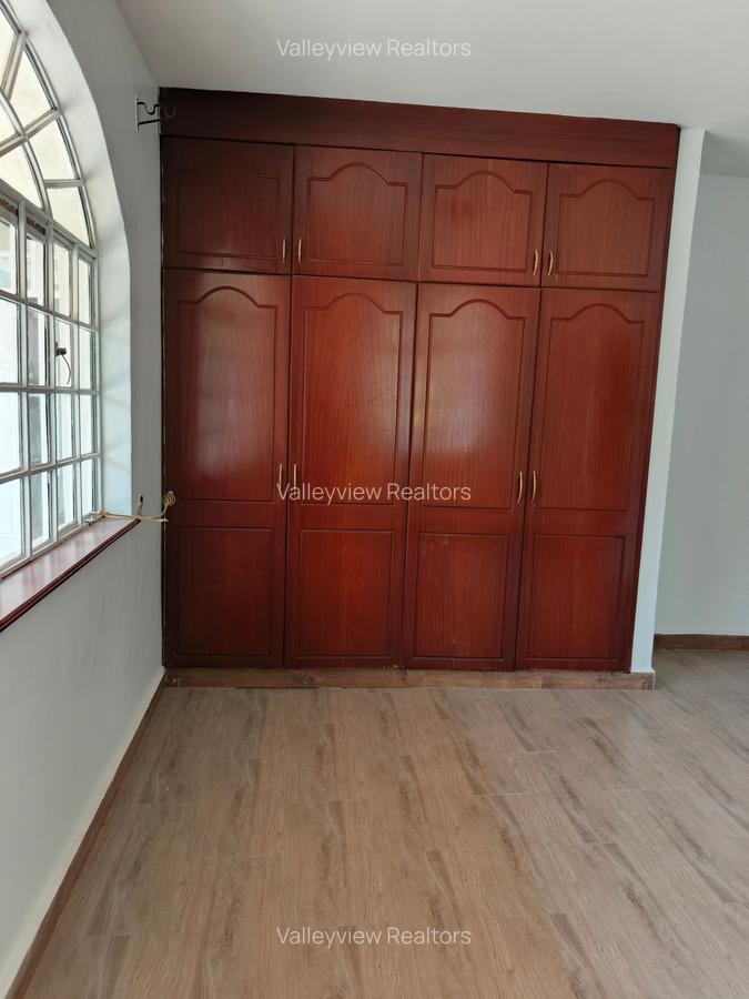 4 Bed Townhouse with En Suite at Lavington - 20