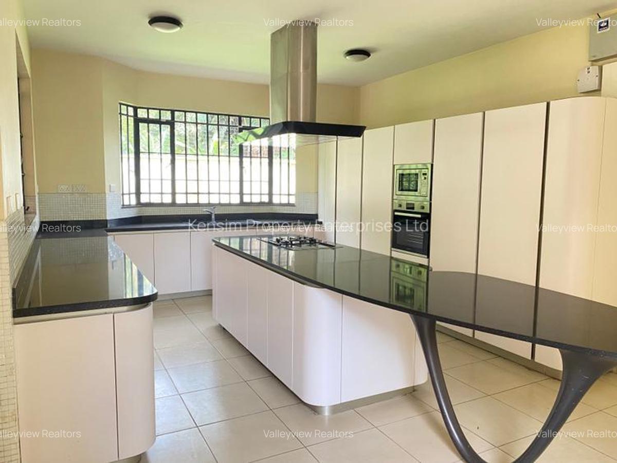 5 Bed Townhouse with En Suite at Lavington - 2