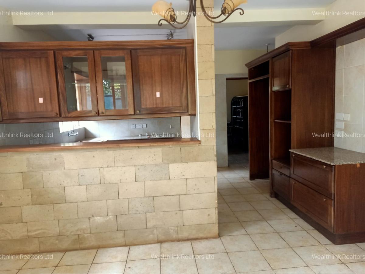 5 Bed Townhouse with En Suite at Lonetree - 2