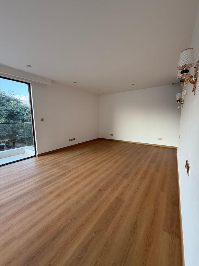 5 Bed Townhouse with En Suite in Lavington - 4
