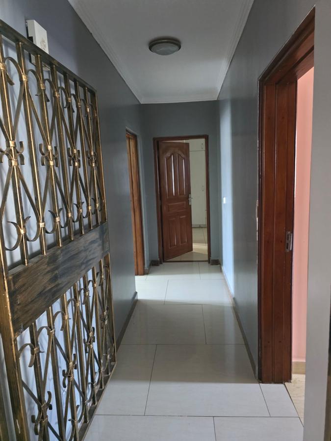 3 Bed Apartment with Lift in Parklands - 5