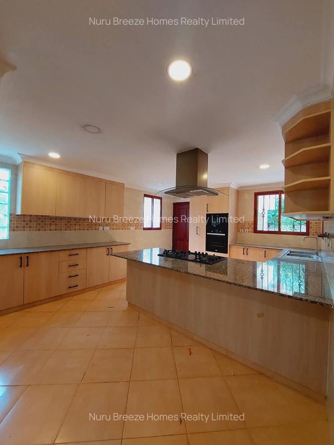 5 Bed Townhouse with En Suite in Spring Valley - 3