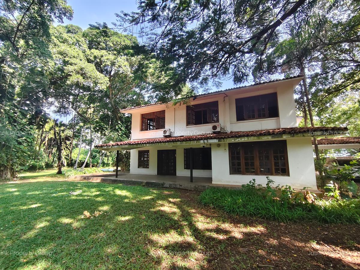 5 Bed House with En Suite at Greenwood Drive - 7