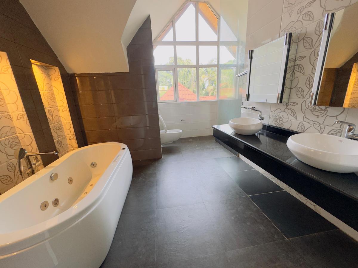 5 Bed House with En Suite at Mimosa Drive - 15
