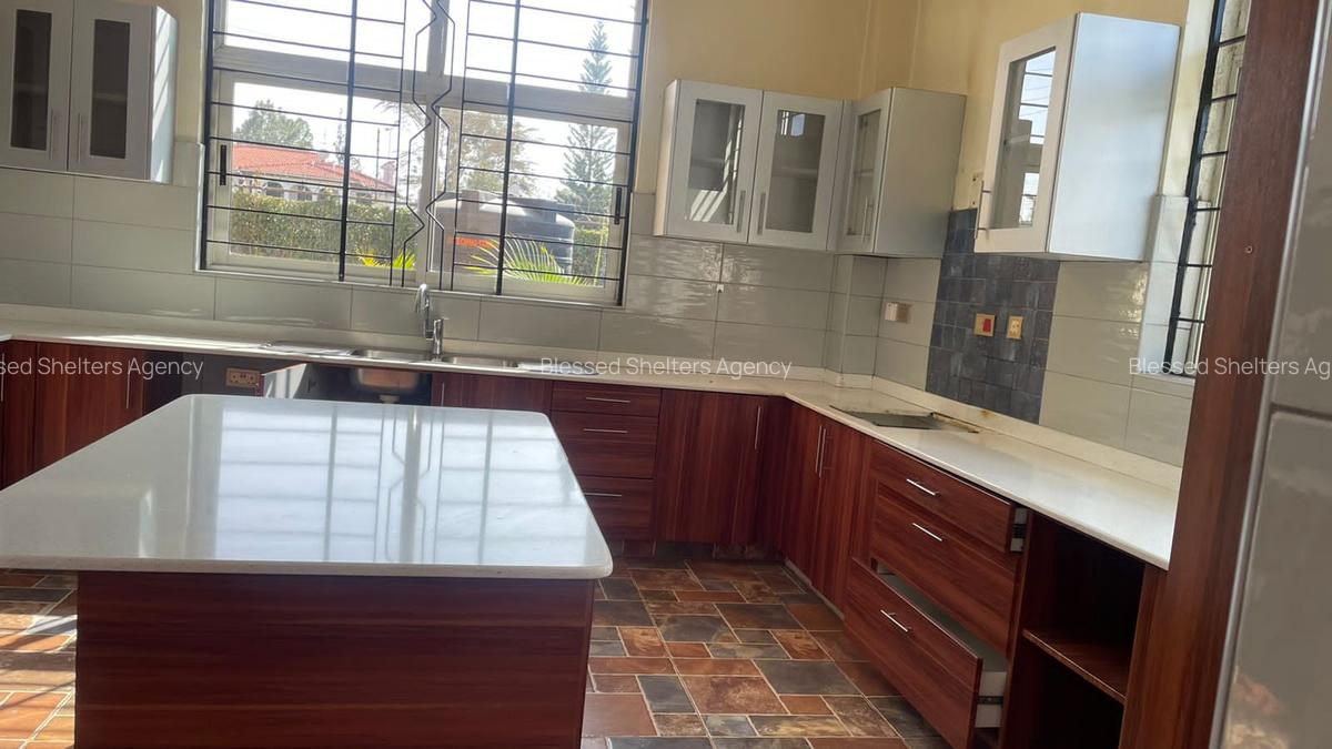 5 Bed Townhouse with En Suite in Ridgeways - 5