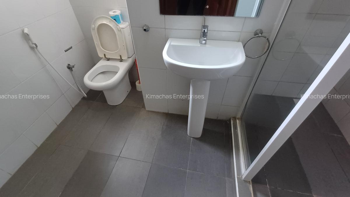 Serviced 2 Bed Apartment with En Suite at Links Road - 6