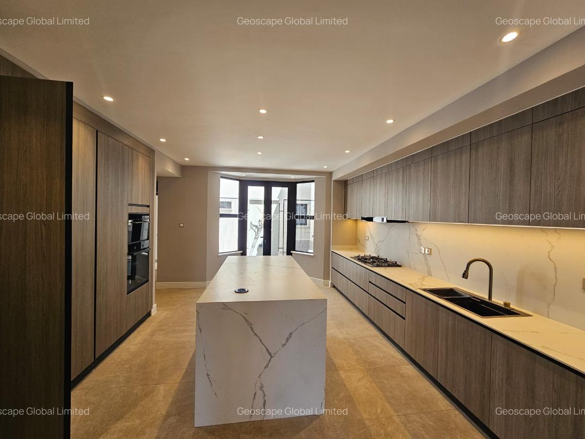 5 Bed House with En Suite in Runda - 12