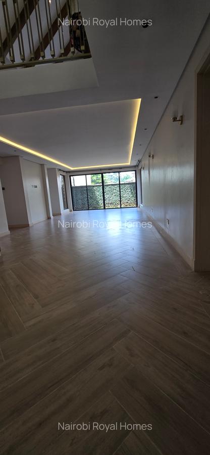 5 Bed House with En Suite at Lavington Green - 15