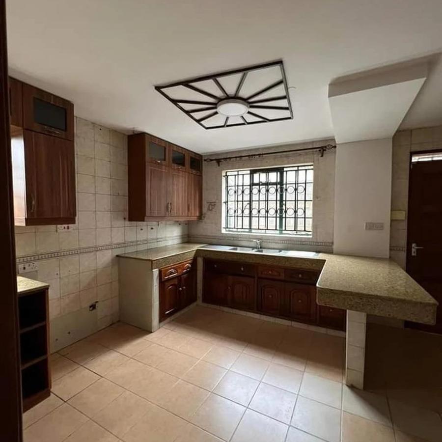 4 Bed Townhouse with En Suite at Lavington - 4