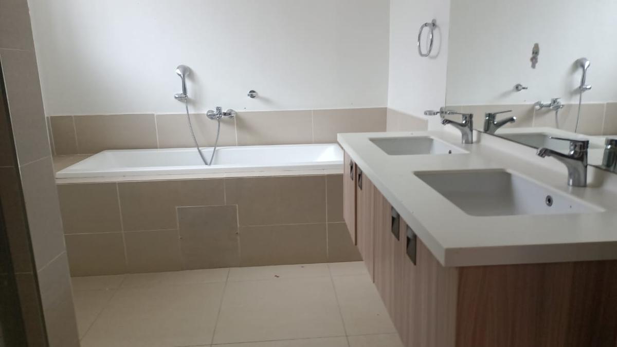 5 Bed Townhouse with En Suite in Lavington - 19