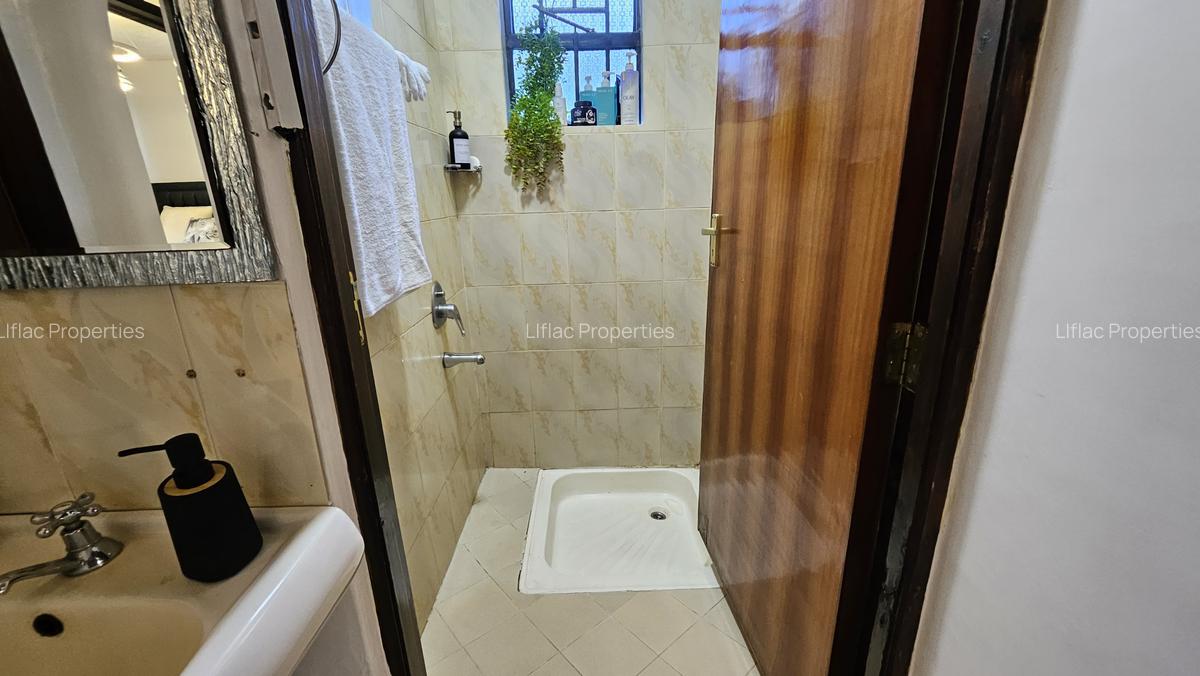 5 Bed House with En Suite in Runda - 17