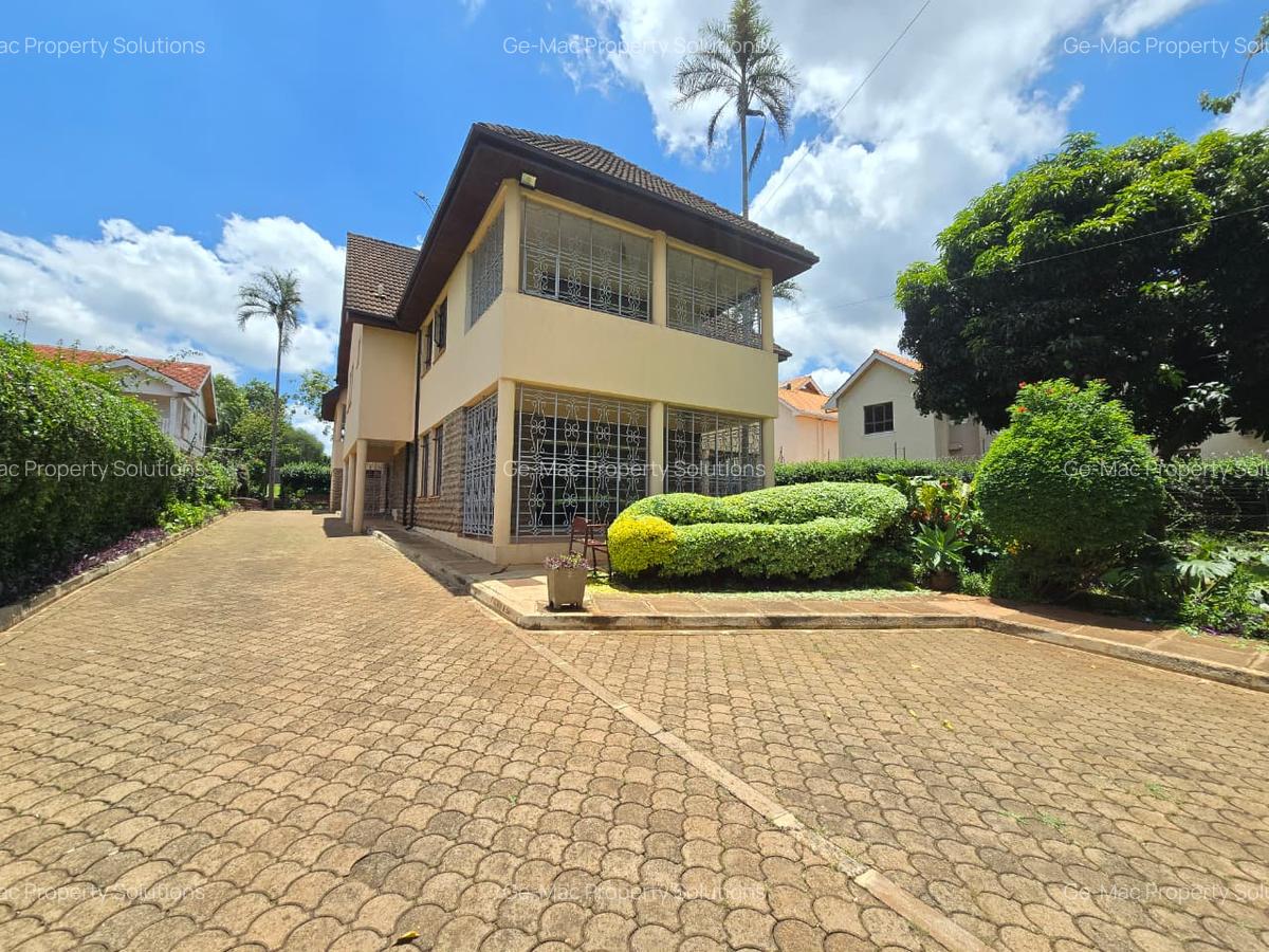 5 Bed House with En Suite in Runda - 1