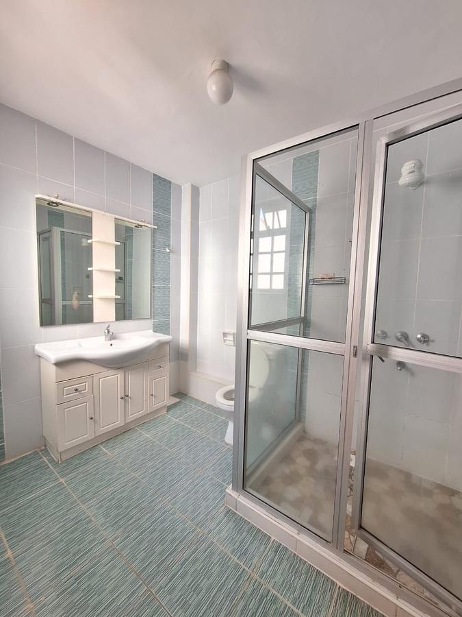 4 Bed Townhouse with En Suite at Lavington - 15
