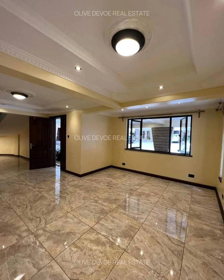 5 Bed Townhouse with En Suite in Lavington - 6