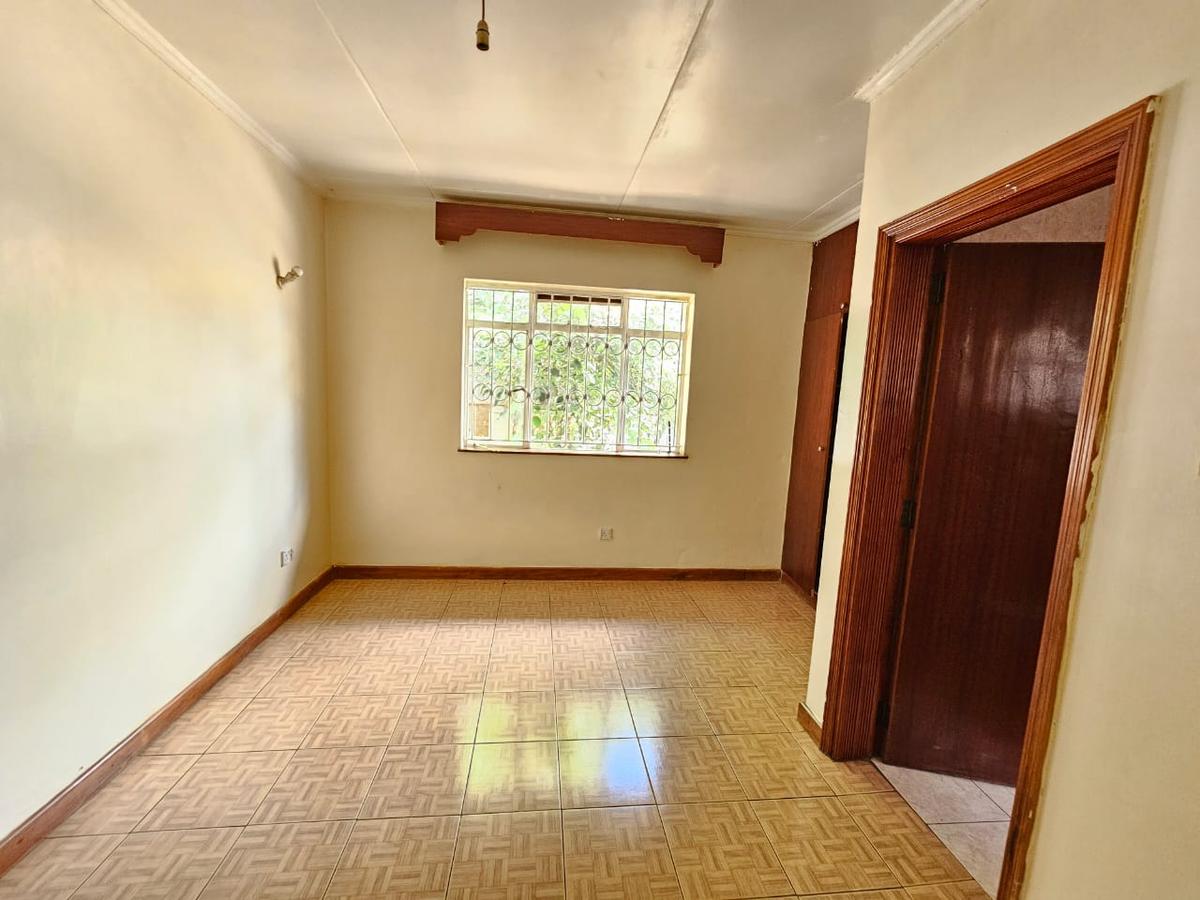 3,000 ft² Commercial Property with Service Charge Included in Lavington - 9