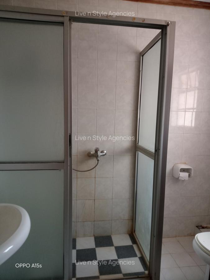 5 Bed House with En Suite in Runda - 16