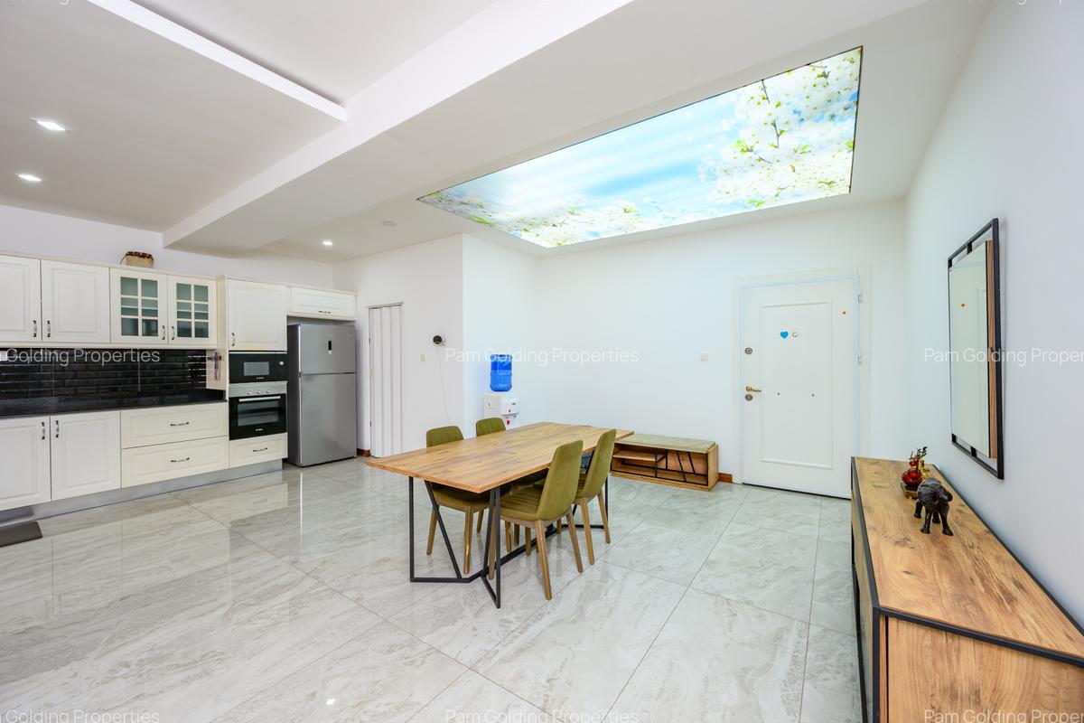 Serviced 2 Bed Apartment with En Suite at 1St Avenue - 4