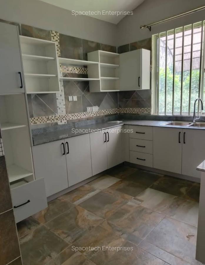 4 Bed House with En Suite in Nyari - 6