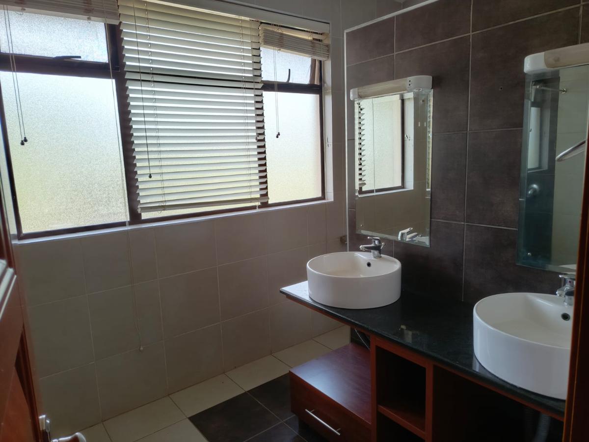 4 Bed House with En Suite in Ridgeways - 19